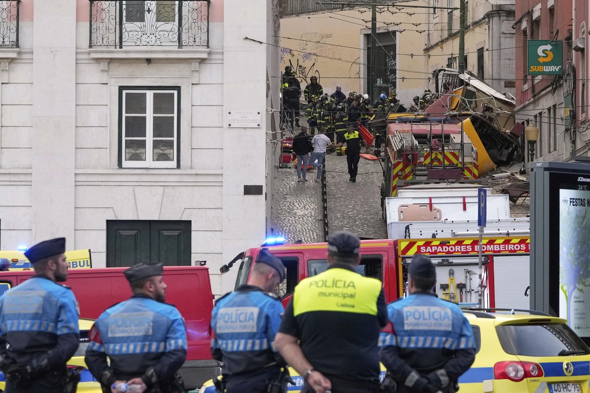 Emergency teams work at the site of a derailed electric streetcar in Lisbon, Portugal, Wednesday, Sept. 3, 2025. (AP Photo/Armando Franca)
Portugal Funicular Derails