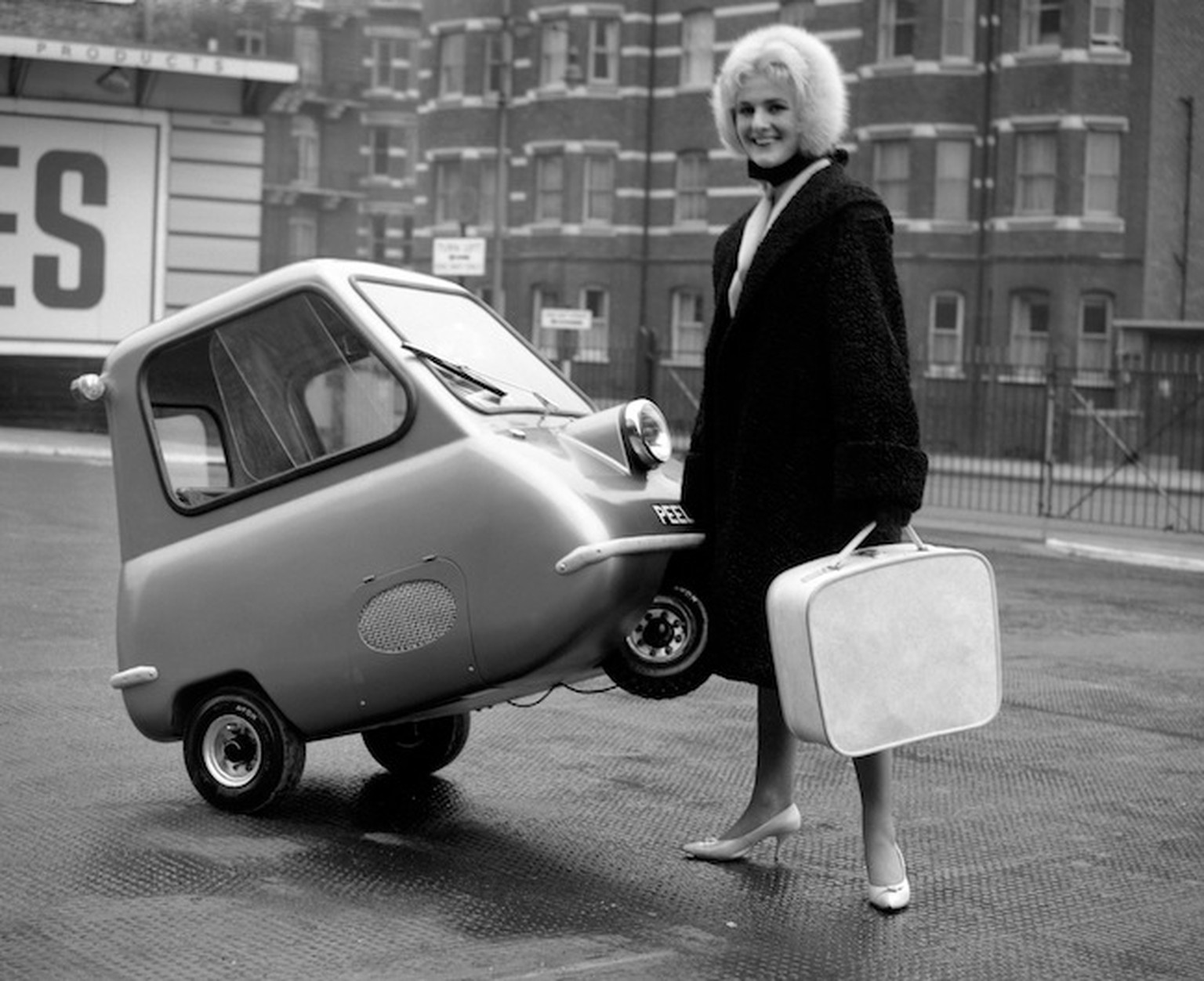peel p50 microcar http://flashbak.com/the-peel-p50-car-was-made-for-pulling-11279/