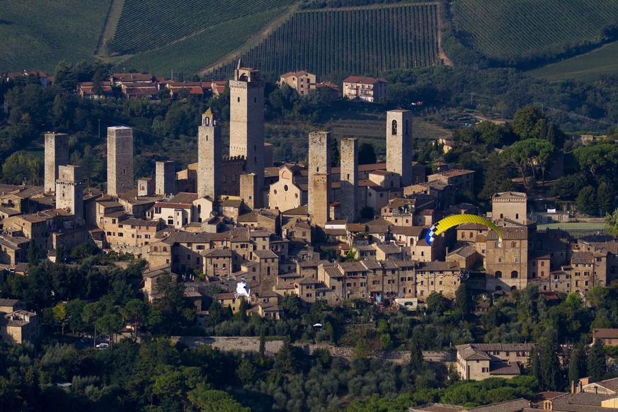 Das Ziel ist nicht mehr weit, die Vögel befinden sich bereits in der Toskana, genauer über der «Stadt der Türme», San Giminiano.