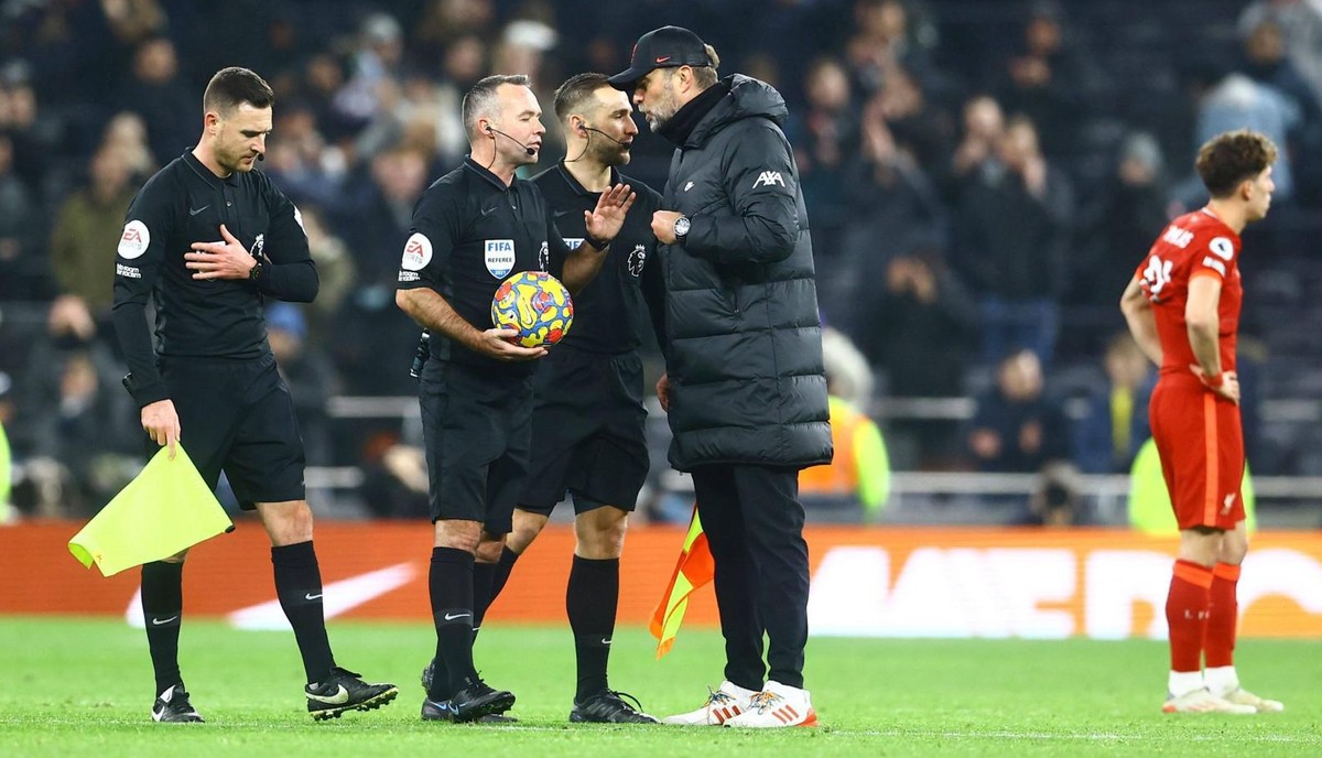 Liverpool-Trainer Jürgen Klopp und Schiedsrichter Paul Tierney werden keine Freunde mehr.
