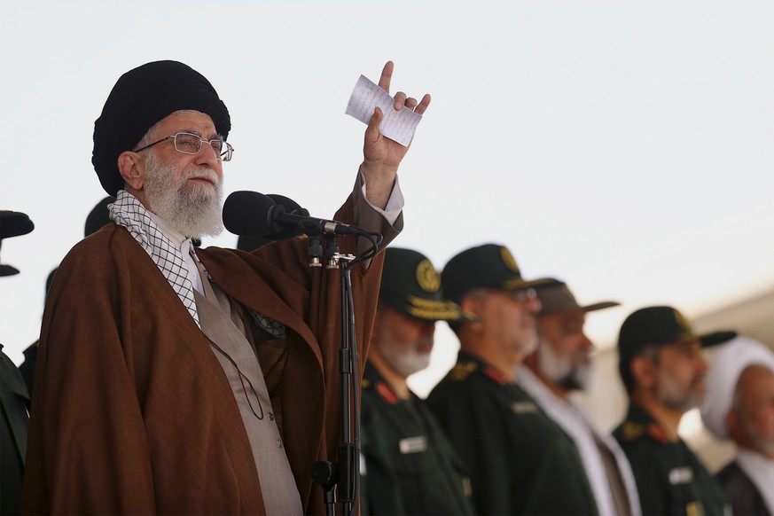 Ein selbstbewusster Chamenei spricht zu seinen Männern.