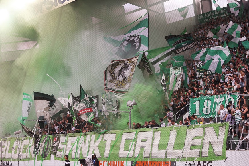 Tolle Stimmung auf den Raengen kurz vor Spielbeginn bei den St. Gallen Fans am Samstag, 23. Juli 2016, beim Fussball Super-League Spiel zwischen dem FC St. Gallen und den BSC Young Boys im Kybunpark i ...