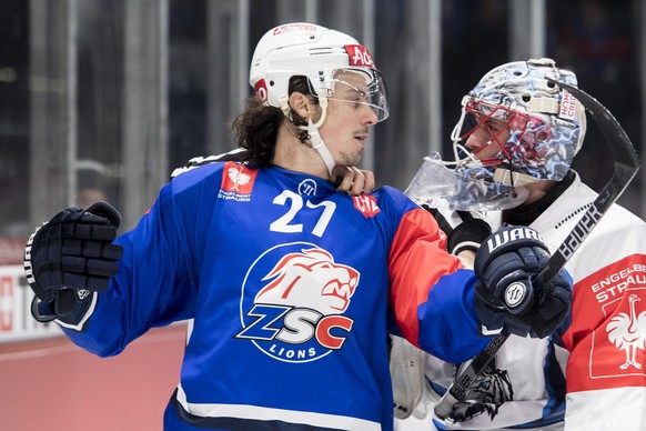 Zurich&#039;s Roman Wick, left, fights with Liberec&#039;s Jaroslav Janus, right, during the Champions Hockey League match between Switzerland&#039;s ZSC Lions and Czech Republic&#039;s HC Bili Tygri  ...