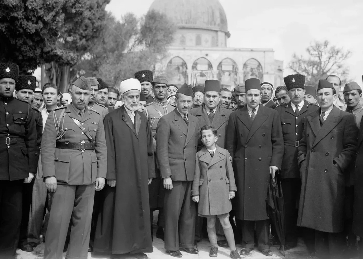 Der junge König Faysal II. beim Besuch der Moschee, 1943.
https://www.loc.gov/pictures/resource/matpc.21658/