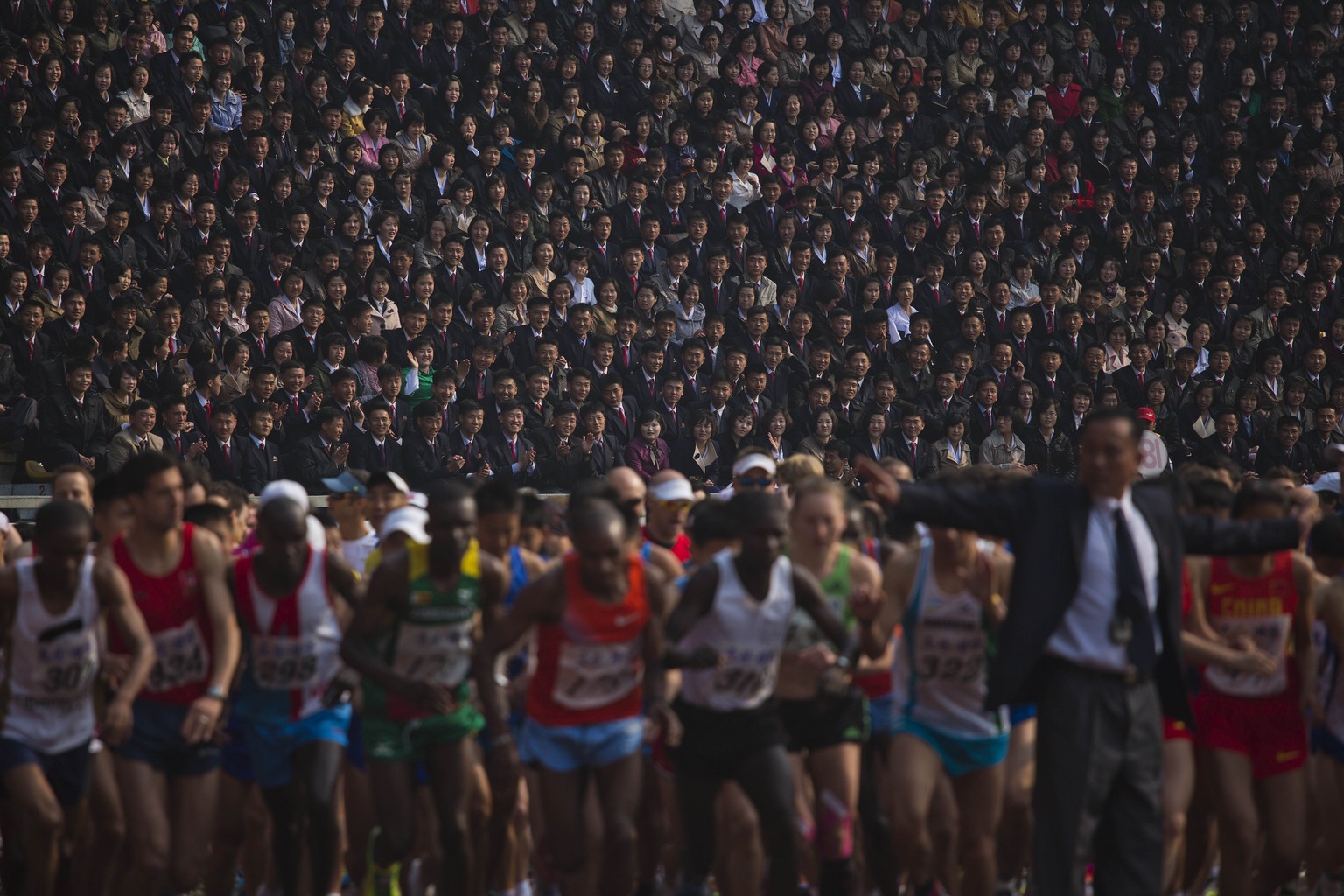 Im Kim II Sung Stadion starten die Läufer zum&nbsp;Mangyongdae Marathon.