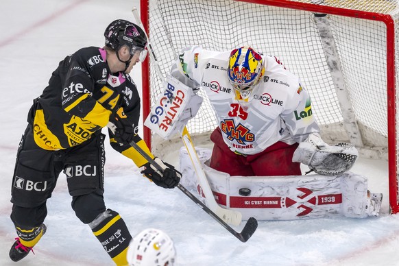 Julius Naettinen (HCA), links, gegen Torhueter Harri Saeteri (EHCB), rechts, im Qualifiaktionsspiel der Eishockey National League zwischen dem HC Ajoie und dem EHC Biel-Bienne in der Raiffeisen Arena  ...