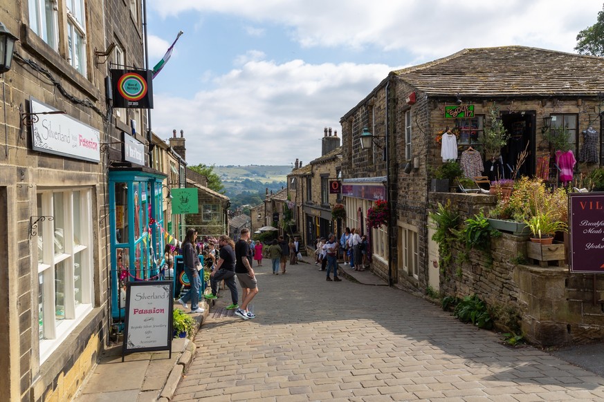 Haworth Yorkshire Das malerische Dorf Haworth in Yorkshire, bekannt als Heimat der berühmten Brontë-Schwestern, erlebt derzeit einen regelrechten Besucheransturm. Grund dafür ist die neue Hollywood-Ve ...