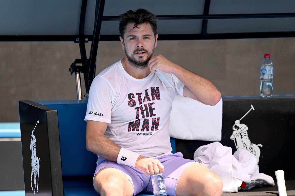 epa10391396 Stan Wawrinka of Switzerland rests during an Australian Open practice session at Melbourne Park in Melbourne, Australia, 06 January 2023. EPA/MORGAN HANCOCK AUSTRALIA AND NEW ZEALAND OUT