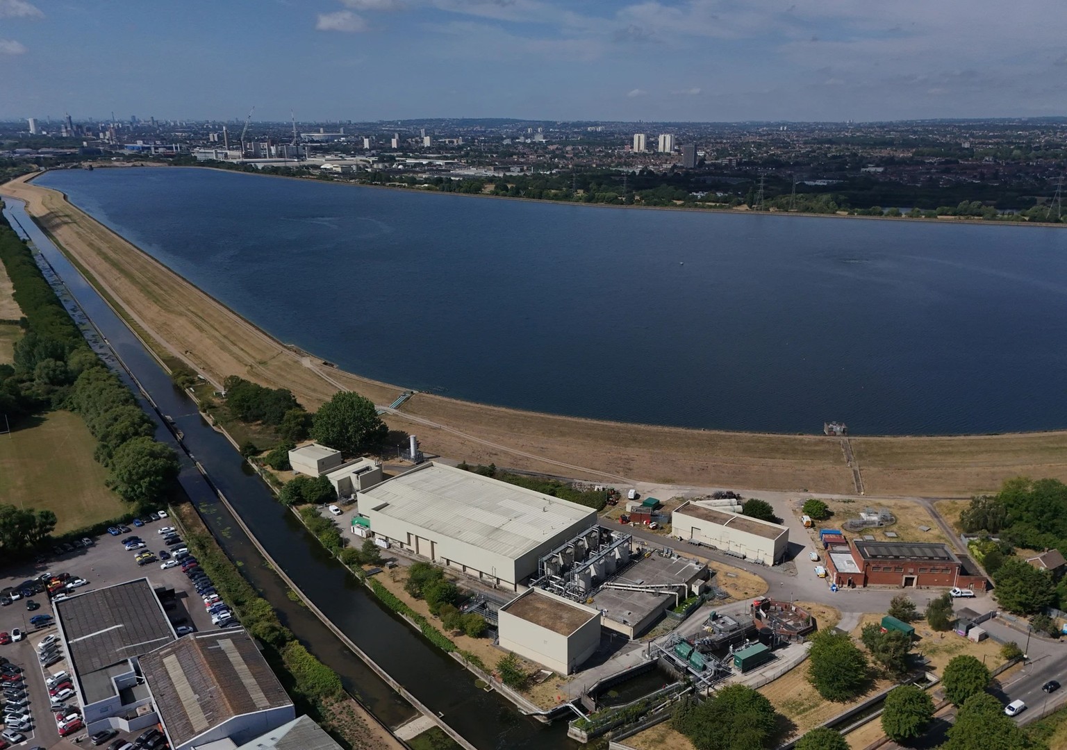Aufgrund der sinkenden Pegelstände in den Wasserreservoirs haben South East Water, Southern Water, Yorkshire Water und Thames Water Schlauch- und Sprinklerverbote verhängt.