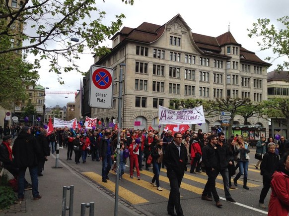 Rund 14'000 Menschen nahmen gemäss Veranstaltern am friedlichen 1.-Mai-Umzug teil.&nbsp;