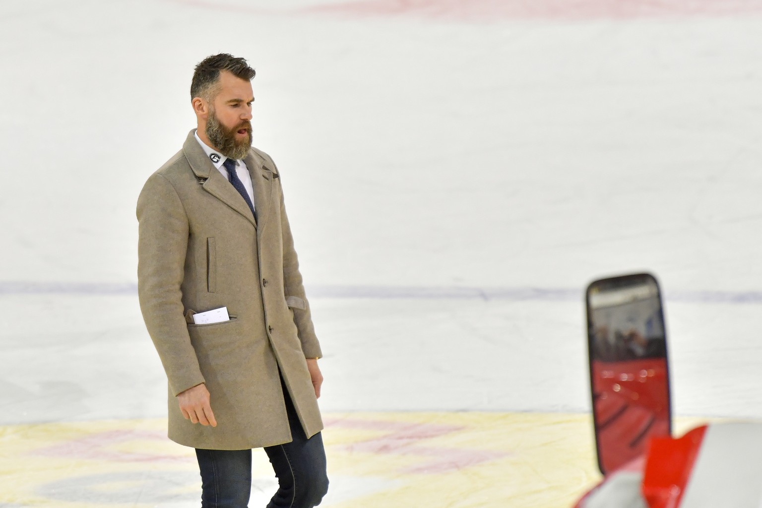 Fribourgs Headcoach und Sportdirektor Christian Dube ueberquert nachdenklich das Eis zur Drittelpause, beim Eishockey-Qualifikationsspiel der National League A zwischen dem HC Davos und dem HC Fribour ...