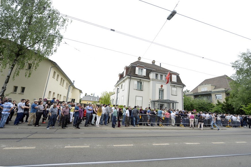 Grossandrang von Wahlberechtigten vor dem Konsulat der Tuerkei in Zuerich am Donnerstag, 14. Mai 2015. Am 7. Juni 2015 finden in der Tuerkei Parlamentswahlen statt. (KEYSTONE/Walter Bieri)

Turks li ...