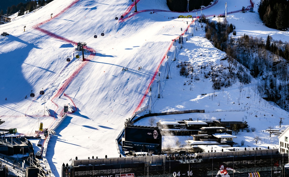 epa11872182 A general view with the ski slopes and the finish area at the 2025 FIS Alpine World Ski Championships, in Saalbach-Hinterglemm, Austria, 03 February 2025. EPA/JEAN-CHRISTOPHE BOTT
