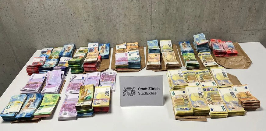 Das Ergebnis der Hausdurchsuchung: Bargeld im Wert von mehr als einer Million Franken wurde sichergestellt.