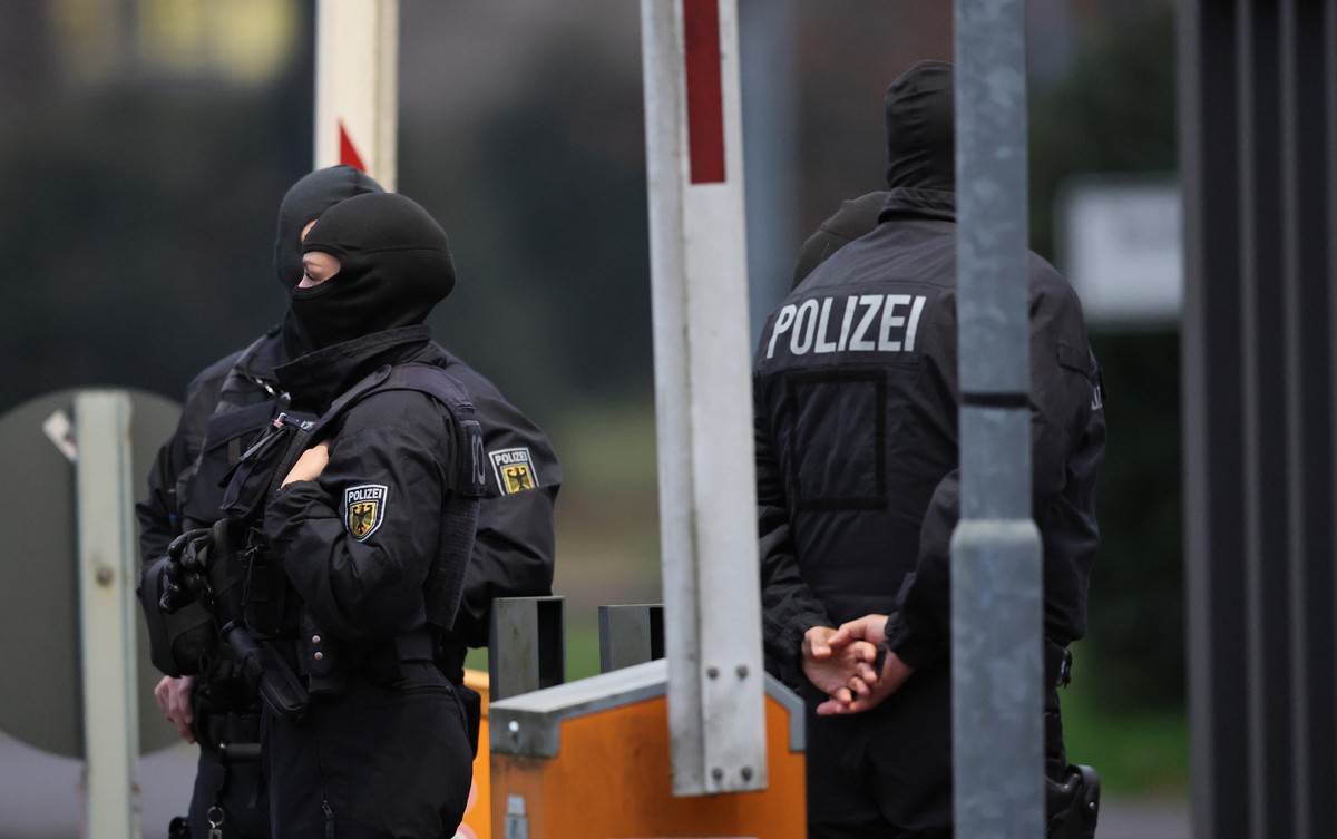 epa12554164 Federal Police stand guard in front of the Federal Supreme Court (BGH) after the arrested suspect, Ukrainian citizen Serhii K., arrived for his arraignment at the BGH in Karlsruhe, Germany ...