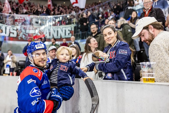 Chris Baltisberger (ZSC) (links) feiert nach ihrem Sieg im fuenften Playoff Final Eishockeyspiel der National League zwischen den ZSC Lions und Lausanne HC, am Donnerstag, 25. April 2024 in der Swiss  ...