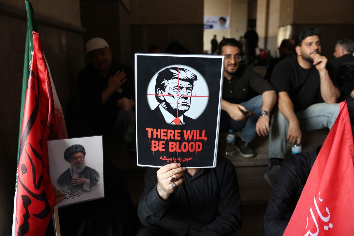 epa13088371 Iranians hold an anti-Trump banner as they take part in a mass prayer for late Iranian supreme leader Ayatollah Ali Khamenei during a farewell ceremony ahead of his funeral at the grand Mo ...