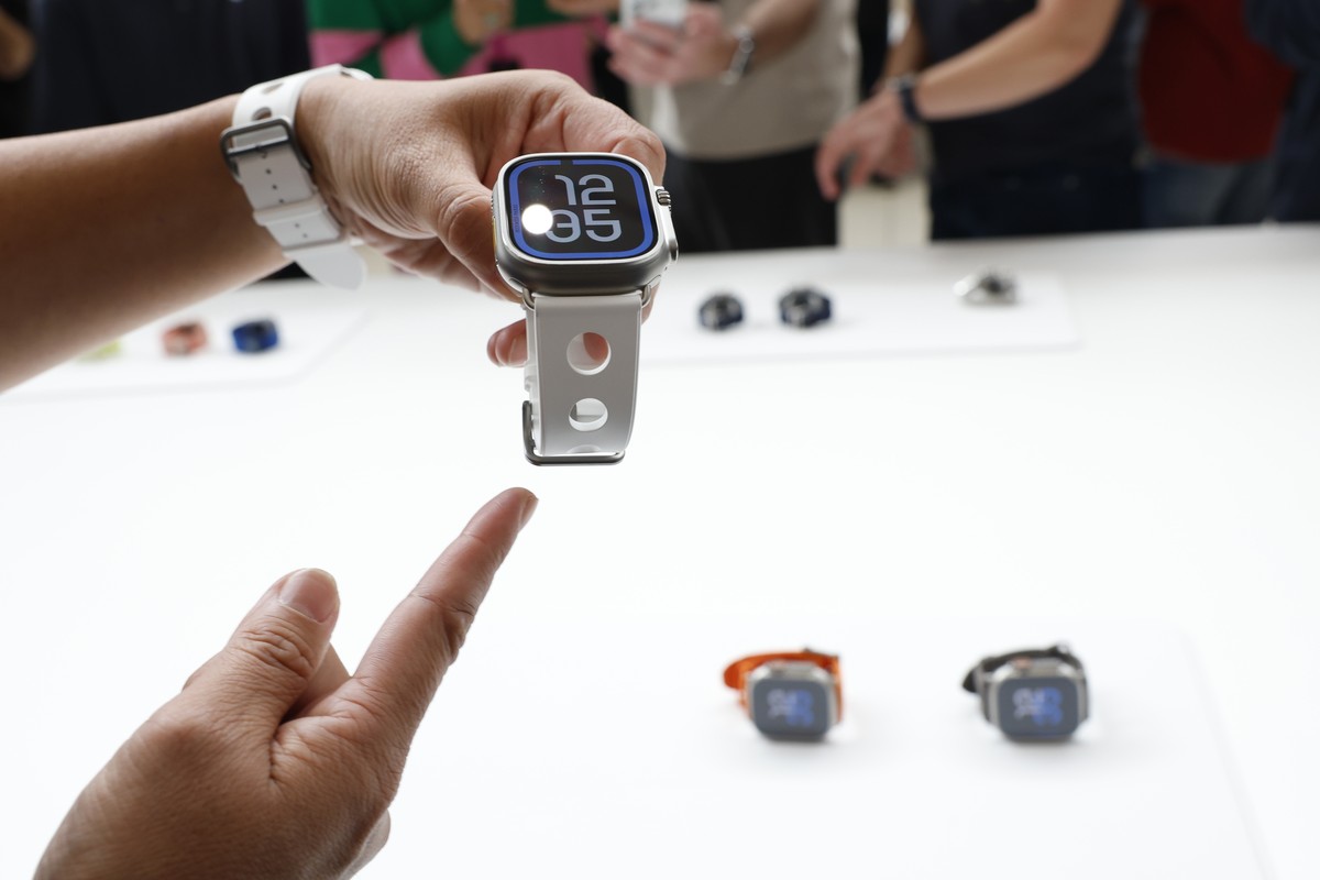 epa12365727 A person holds the new Apple Watch Ultra 3 at an Apple product launch event on the campus of Apple Park in Cupertino, California, USA, 09 September 2025. EPA/JOHN G. MABANGLO