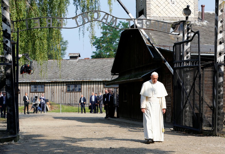 «Herr, vergib uns so viel Grausamkeit»: Papst besucht Auschwitz