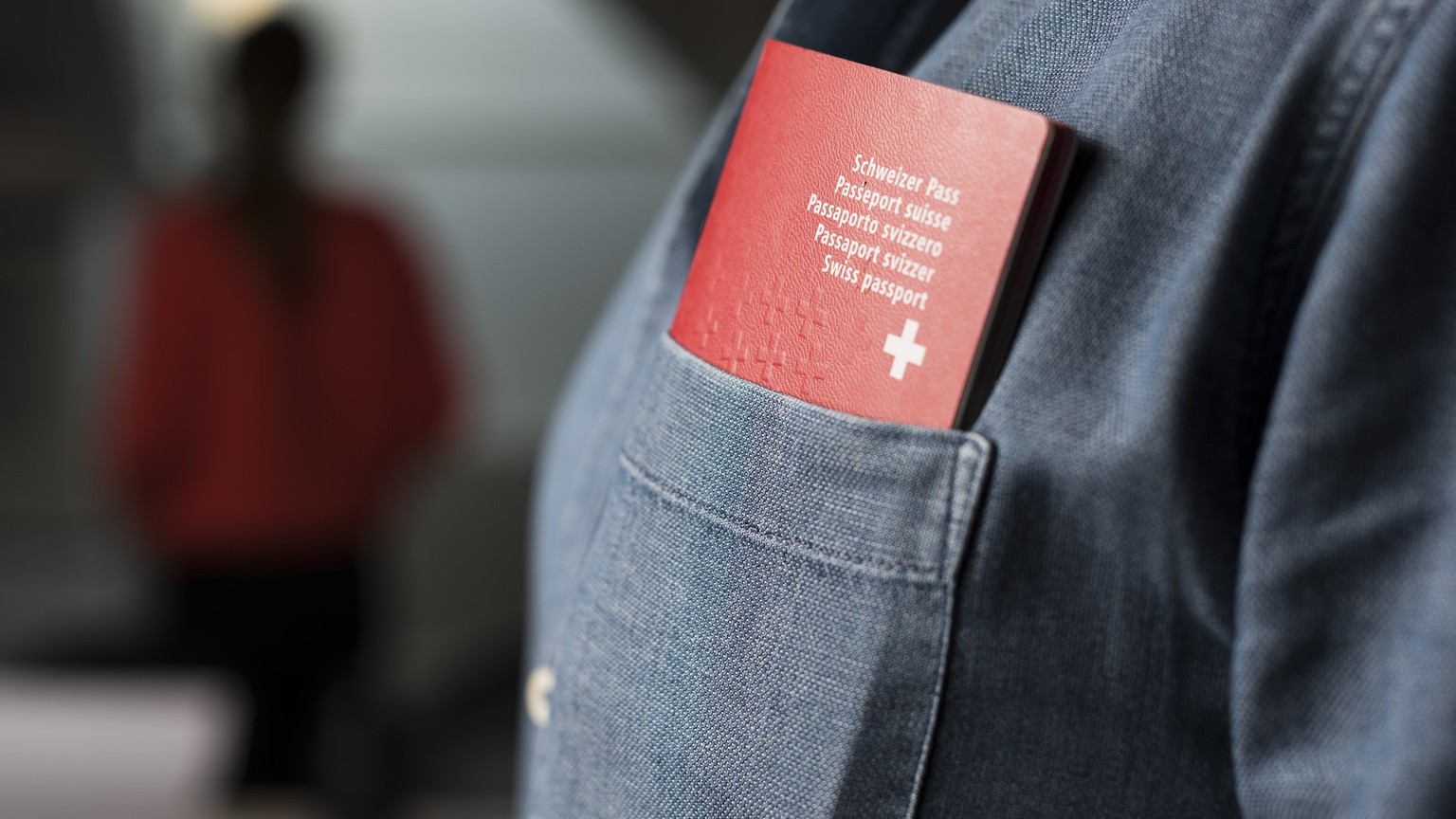A Swiss passport in the breast pocket of a man's shirt, photographed on December 2, 2016. (KEYSTONE/Christian Beutler) 

Ein Schweizer Pass in der Hemdbrusttasche eines Mannes, aufgenommen am 2.  ...