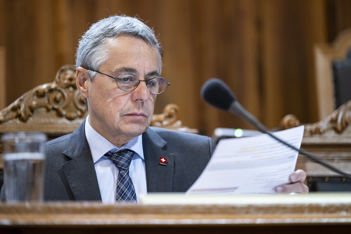 Bundesrat Ignazio Cassis studiert die Fahne waehrend der Debatte um das Vertragspaket mit der EU, Bilaterale III, an der Herbstsession der Eidgenoessischen Raete, am Mittwoch, 30. September 2026 im St ...