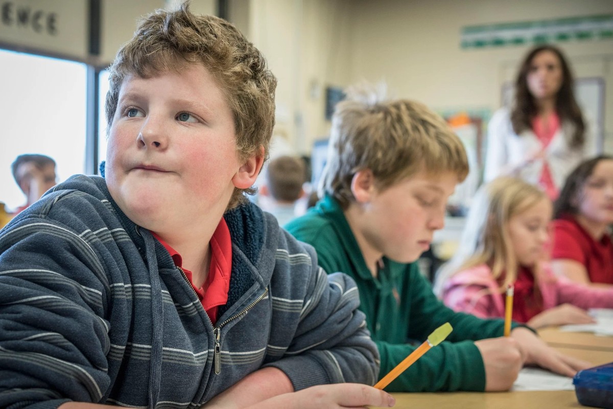 La discrimination liée au poids est répandue dans les écoles.