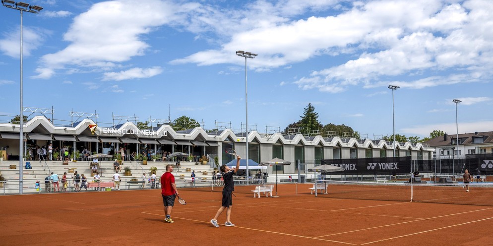 Bern bekommt die erste 50-Meter Schwimmhalle, im Herbst wird sie eröffnet. Für diese Anlage mussten Tennisplätze und das Clubhaus vom Tennisclub Neufeld weichen. Diese Anlage steht nun an einem andere ...