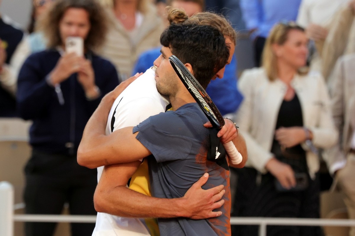 epa11400447 Carlos Alcaraz of Spain (R) hugs Alexander Zverev of Germany after winning his Men's Singles final match during the French Open Grand Slam tennis tournament at Roland Garros in Paris, ...