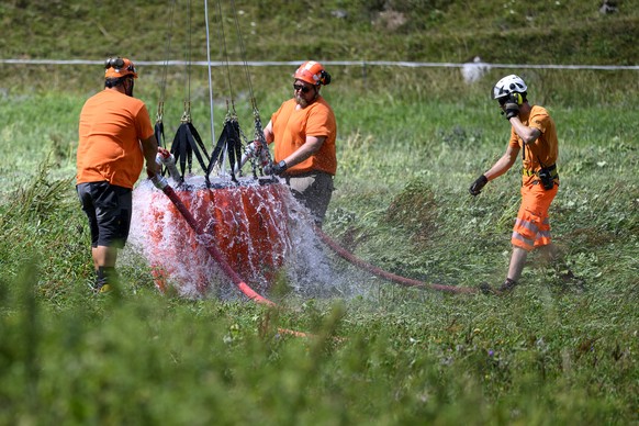 KEYPIX - Un helicoptere de l'entreprise Swiss Helicopter rempli un seau d'eau pour ravitailler en eau un alpage ce jeudi 6 aout 2026 sur la commune de Schwarzee dans le canton de Fribourg. E ...
