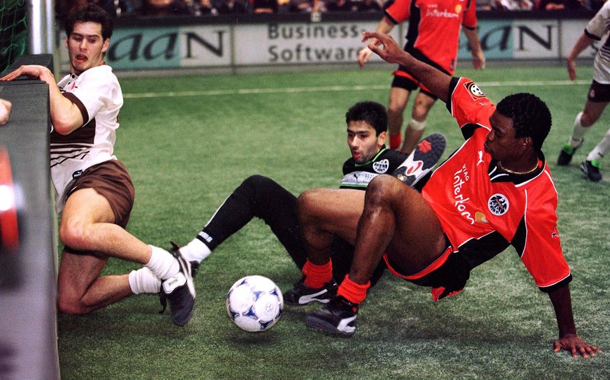 Bildnummer: 00104073 Datum: 21.01.1999 Copyright: imago/Alfred Harder
Thomas Meggle (Pauli, li.), Torh�ter Oka Nikolov und Henry Nwosu (re., beide Frankfurt) im Kampf um den Ball; Hallen-Pokal, Indoo ...