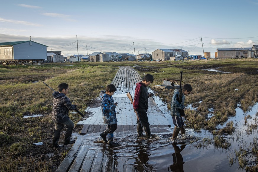 Kinder vom indigenen Volk der Yupik: Ihr Dorf in Alaska droht im steigenden Wasser zu versinken.