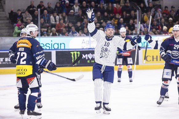 Zuerichs Sven Andrighetto, Mitte, jubelt nach seinem Tor zum 1-0 im Eishockeyspiel der National League zwischen den ZSC Lions und dem HC Ambri-Piotta, am Sonntag, 4. Februar 2024 in der Swiss Life Are ...