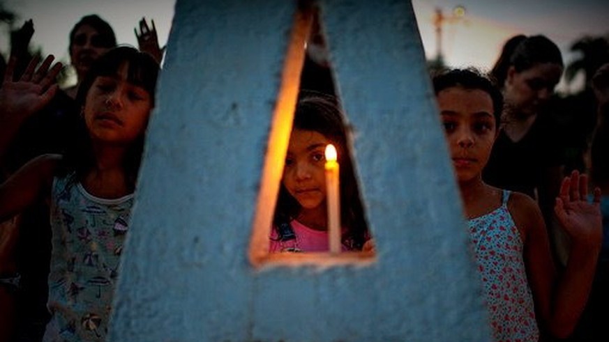 epa07330702 People participate in a vigil in tribute to the dead and missing victims of the tragedy of Vale&#039;s dam accident, in Brumadinho, Brazil, 29 January 2019. At least 84 people are confrmed ...