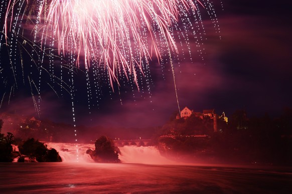 JAHRESRUECKBLICK 2013 - FEATURES - Mit einem imposanten Feuerwerk am Rheinfall feiert Schaffhausen bereits am Mittwoch, 31. Juli 2013, den Geburtstag der Schweiz. Die Bundesfeier findet offiziell am 1 ...