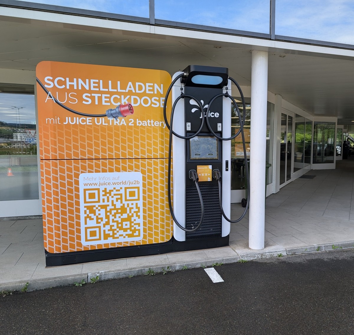 Der neue Schnelllader Juice Ultra 2 Battery ermöglicht Schnellladen aus der Industriesteckdose. Möglich macht's die in der Ladestation integrierte Batterie mit einer Kapazität von 233 kWh.