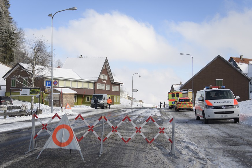 Strassensperre der Polizei zwischen Rehetobel und Heiden, aufgenommen am Dienstag, 3. Januar 2017, in Rehetobel. Gemaess Kantonspolizei kam es bei einer Hausdurchsuchung zu einer Schiesserei. Ein 33-j ...