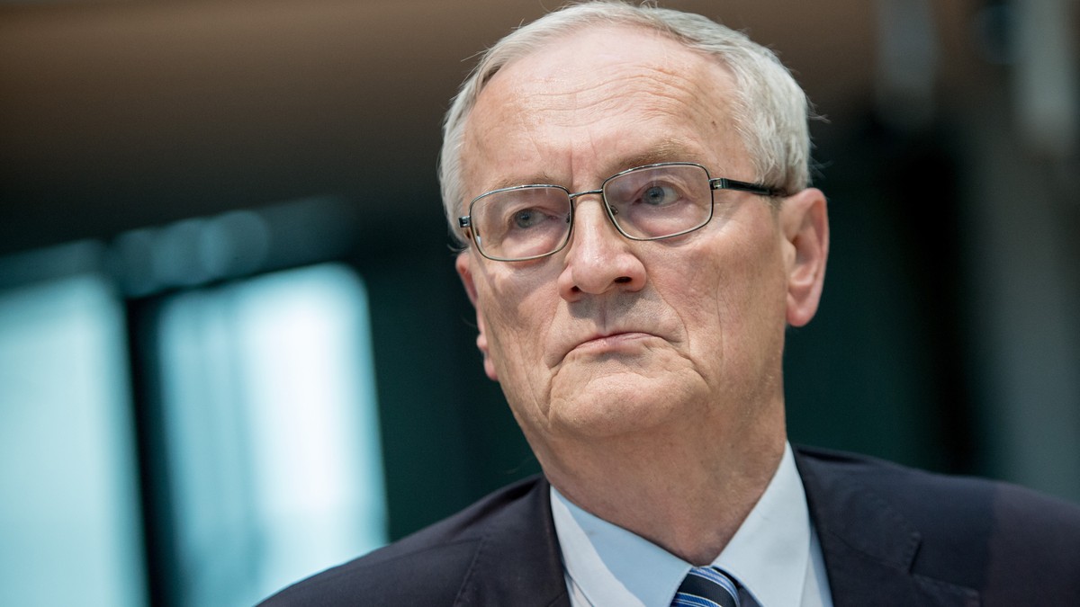 epa13284326 (FILE) - August Hanning, former President of the German Federal Intelligence Service (BND), arrives at the Bundestag parliament builiding to testify in front of the German Parliamentary Co ...