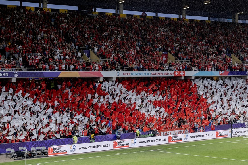 Bern, Switzerland, July 06st 2025: Fans of Switzerland during the UEFA Womens EURO 2025 Group A match between Switzerland and Iceland at Stadion Wankdorf in Bern, Switzerland. Philipp Kresnik Philipp  ...