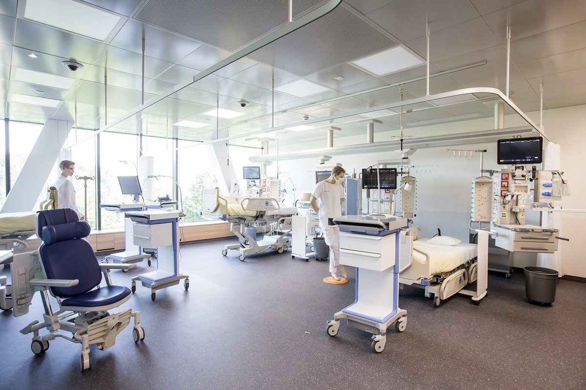 Medienrundgang im neuen Notfallzentrum und Zentrum fuer Intensivmedizin am Luzerner Kantonsspital, LUKS, am Donnerstag, 8. Juni 2017, in Luzern. Nach einer zwei jaehrigen Bauzeit geht das Notfallzentr ...