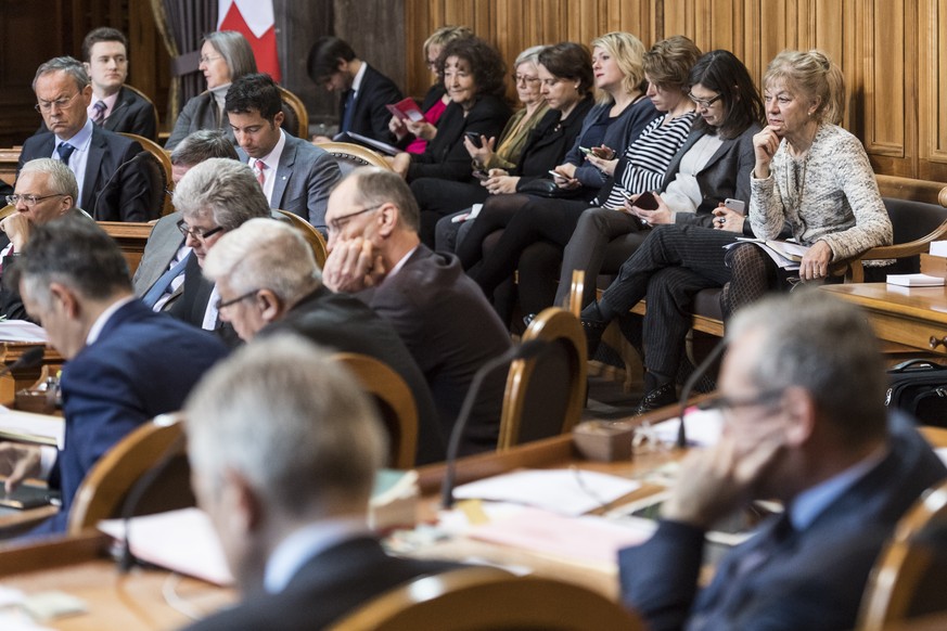 Zahlreiche Nationalraetinnen, rechts, verfolgen die Gleichstellungsdebatte an der Fruehlingssession der Eidgenoessischen Raete, am Mittwoch, 28. Februar 2018 im Staenderat in Bern. (KEYSTONE/Alessandr ...