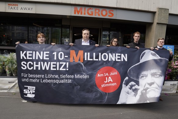 Die Junge SVP und ihr Präsident Nils Fiechter (Mitte) protestierten in Zürich gegen die Migros.