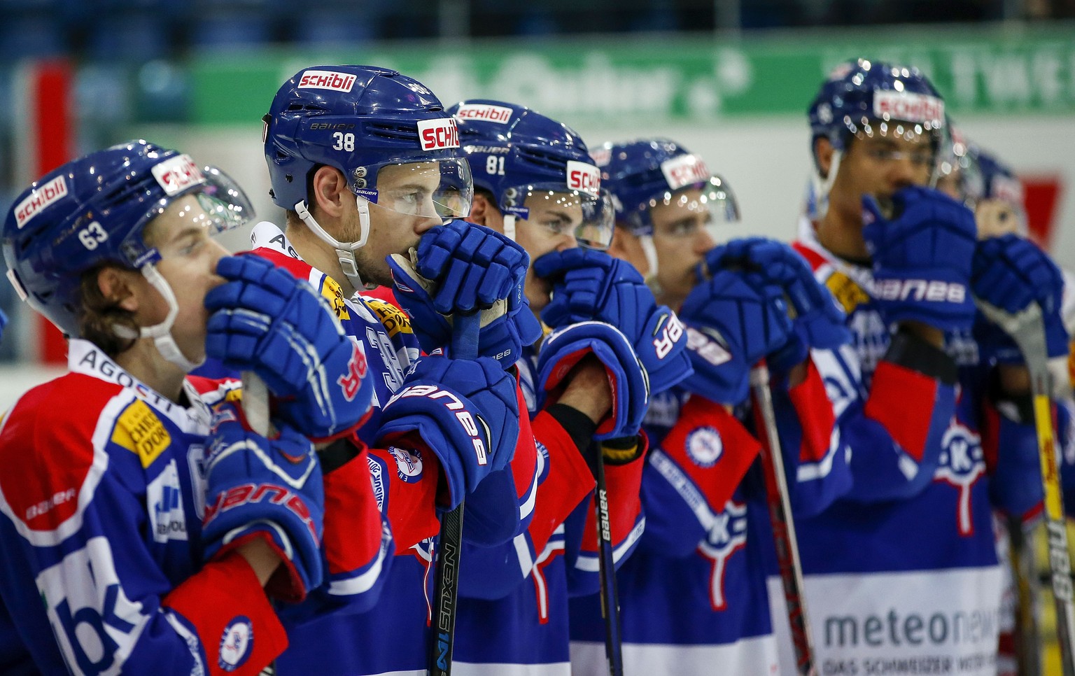 EHC Kloten Verteidiger Dominik Egli, von links, Lukas Frick, Robin Leone und weitere Klotener Spieler sind entaeuscht nach der Niederlage im Penaltyschiessen im Eishockey-Meisterschaftsspiel der Natio ...