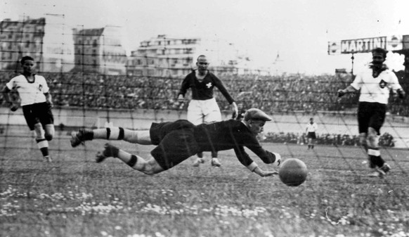 Die Schweiz bezwingt an der WM 1938 in Frankreich am 9, Juni im Pariser Prinzenpark-Stadion Gross-Deutschland mit 4-2. Dieses Resultat ist auch deshalb hoch zu werten, weil nach dem Ausschluss von Oes ...