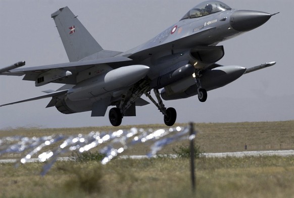 FILE - A Norwegian Air Force F-16 fighter plane lands at a Turkish air base in the Central Anatolian Turkish city of Konya on Wednesday, September 8, 2004.  NATO member Norway will donate F-16 fighter jets to Britain…