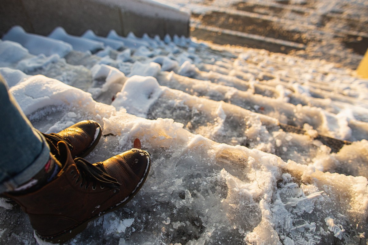 Treppe Schnee Eis rutschig gefährlich Obacht