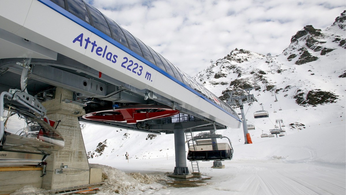 Le nouveau telesiege des Attelas a Verbier photographie ce samedi 20 janvier 2007 lors de son inauguration en presence du chanteur Anglais James Blunt et du directeur de Televerbier Eric Balet. (KEYST ...