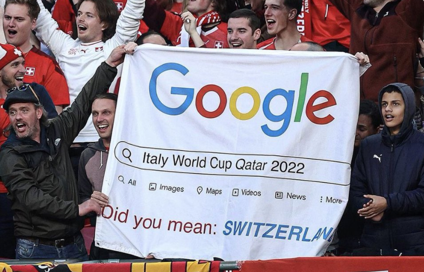 Schweizer Fans machen sich im Wembley darüber lustig, dass sich ihr Team auf Kosten von Europameister Italien für die WM qualifiziert hat.