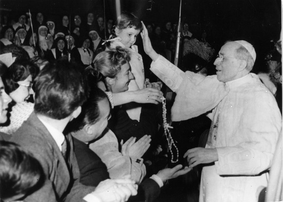 Feb 16, 1957; Rome, Italy; POPE PIUS XII blesses the children. Rome Italy PUBLICATIONxINxGERxONLY - ZUMAk09