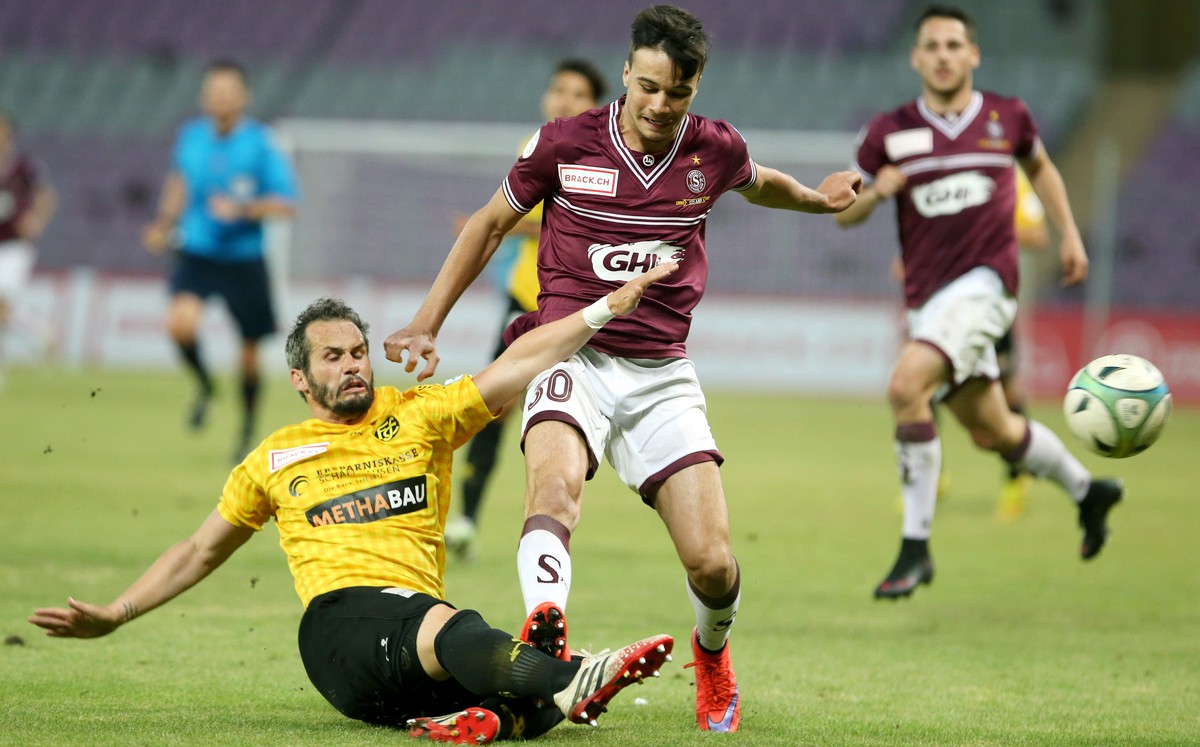 Genf, 22.05.2015, Fussball Challenge League, Servette FC - FC Schaffhausen, Schaffhausens Raphael Mollet gegen Genfs Jeremy Guillemenot (Pascal Muller/EQ Images)