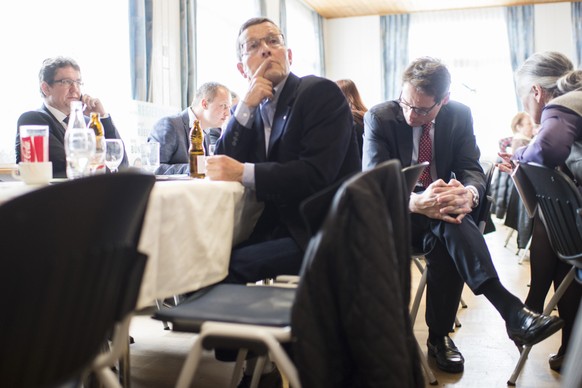 Nationalrat Roger Koeppel, zweiter rechts, Abstimmungssonntag der Durchsetzungsinitiative am Sonntag, 28. Februar 2016 in Einsiedeln. Am Sonntag stimmt die Schweiz ueber vier Vorlagen ab, darunter die ...